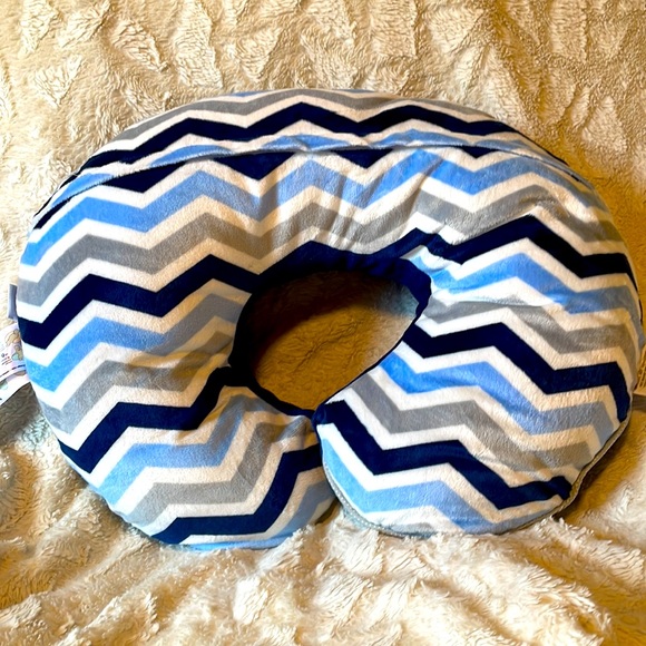 Boppy Other - Boppy- Nursing Pillow with ZigZag Stripes Pattern for 0-9 Months